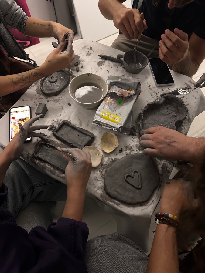 Gemeinsam Ton formen beim Creative Workshop