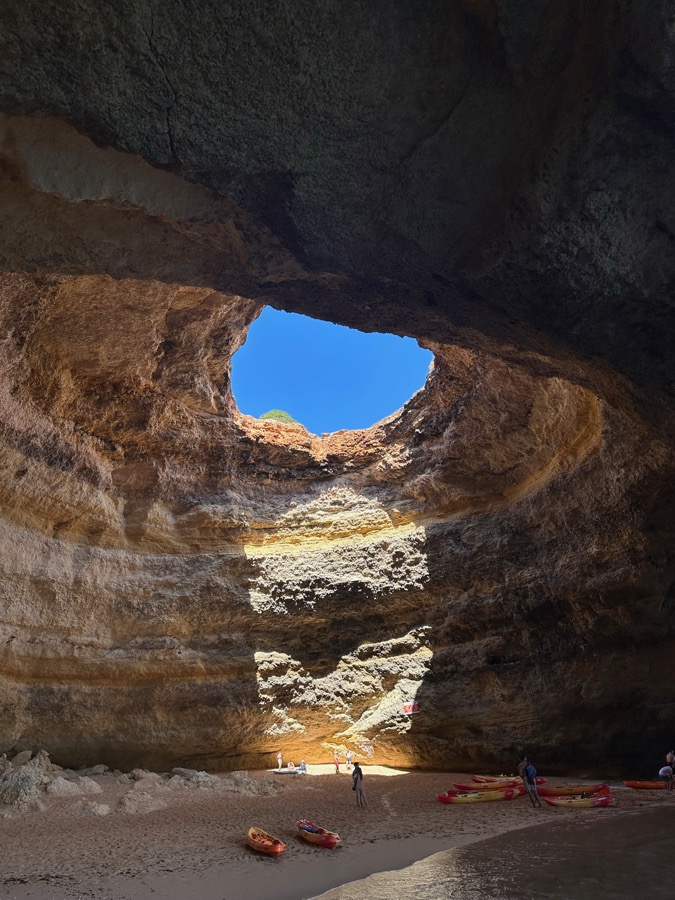 Blick aus einer Felsenhöhle an der Algarve aufs Meer
