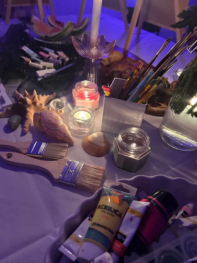 Kerzenlicht und Blumen auf dem Tisch am Abend